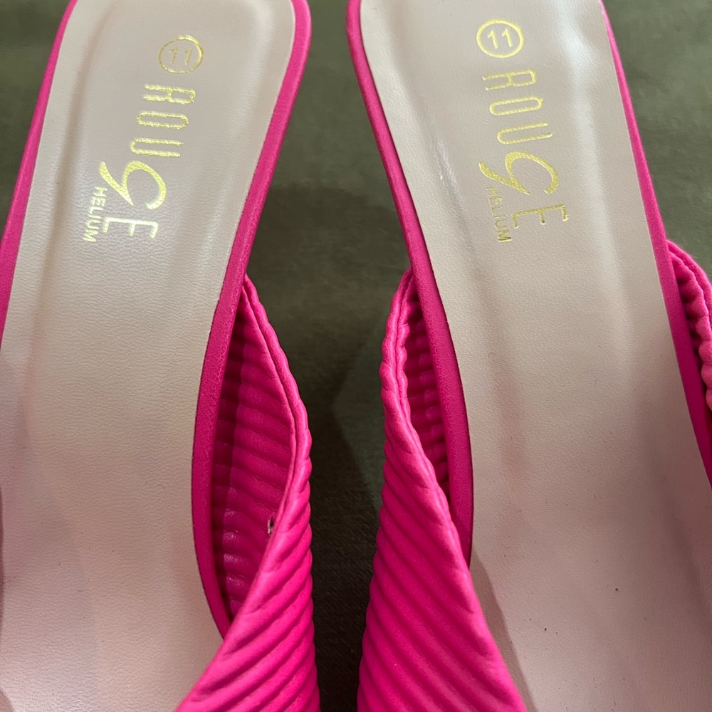 Bright hot pink sandals w knot over the toe. Very cute and comfy mules. - Picture 3 of 5
